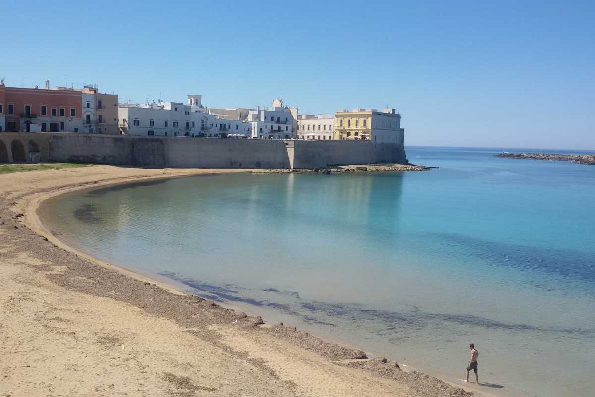 Panoramica del centro storico di Gallipoli con scorcio sul mare, dettagli architettonici, atmosfera mediterranea