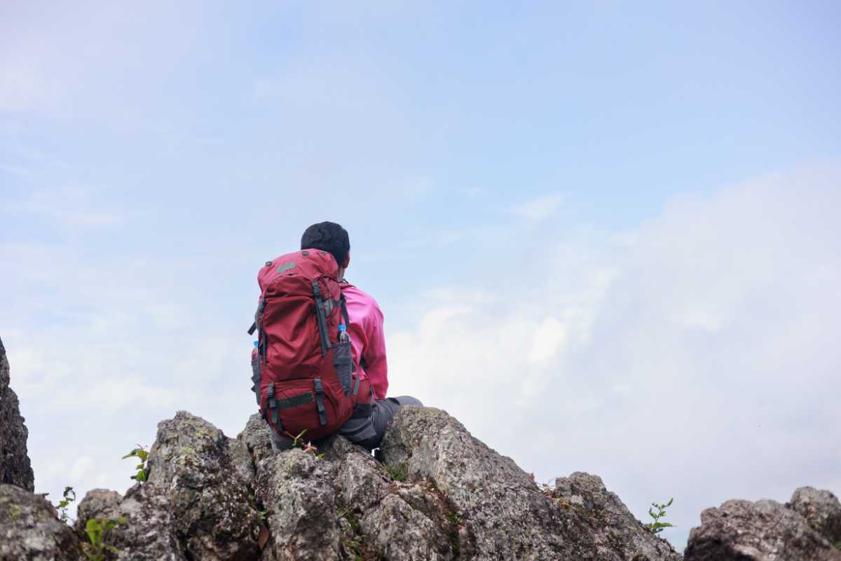 Famiglia con bambini in escursione facile nel Parco di Punta Pizzo a Gallipoli, sentiero tra pineta e mare, atmosfera rilassata e sorridente